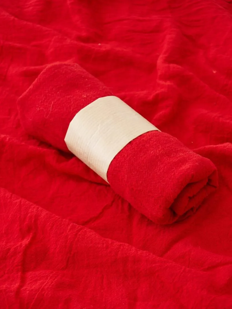 chusta na głowę damska czerwona. Chustka mała lub apaszka. bandana damska, bandana męska, bawełniana bandana, akcesoria modowe, chustka, apaszka, pomysł na prezent. owijamwbawelne.pl