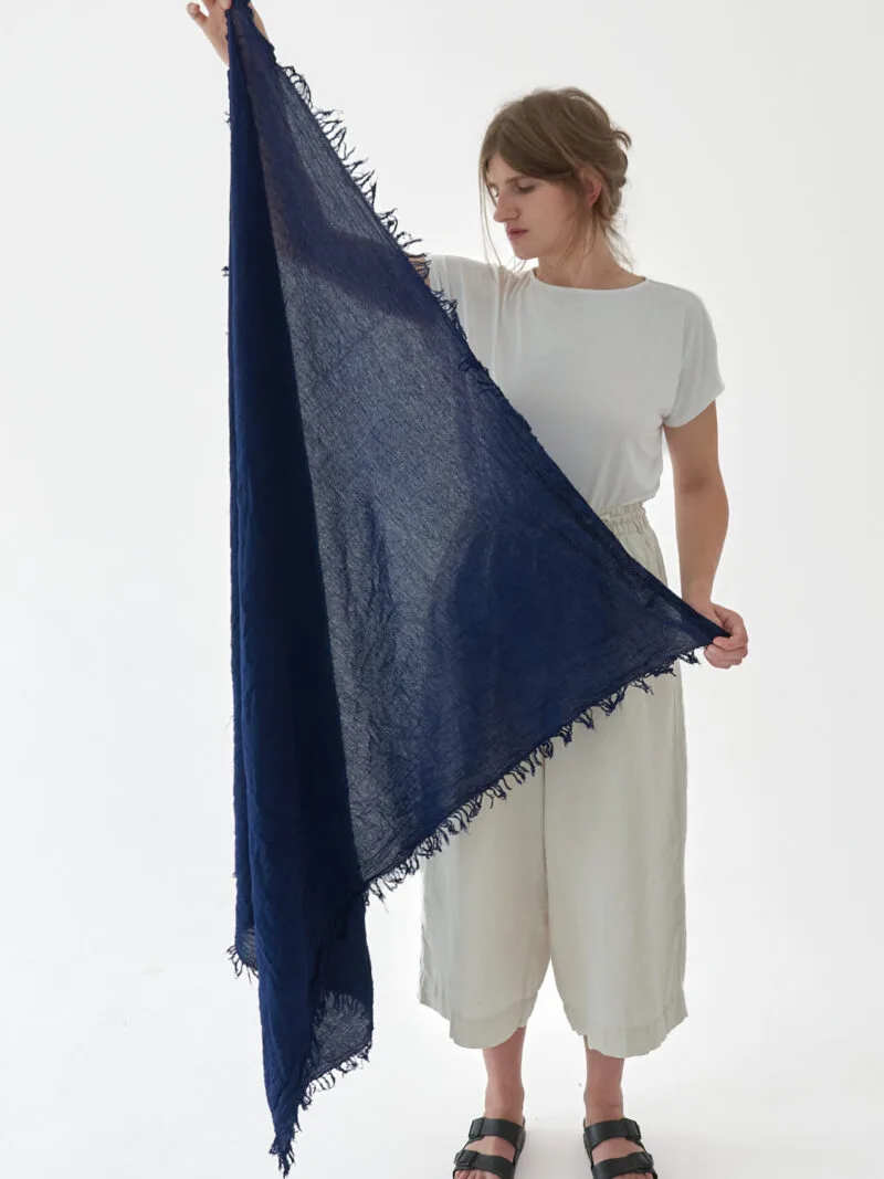 granatowa chusta niebieska na głowę, damska i męska. Bawełna organiczna, akcesoria, prezent, odzież. Owijam w bawełnę