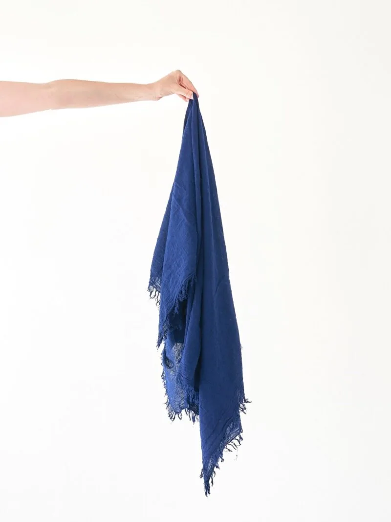 granatowa chusta niebieska na głowę, damska i męska. Bawełna organiczna, akcesoria, prezent, odzież. Owijam w bawełnę