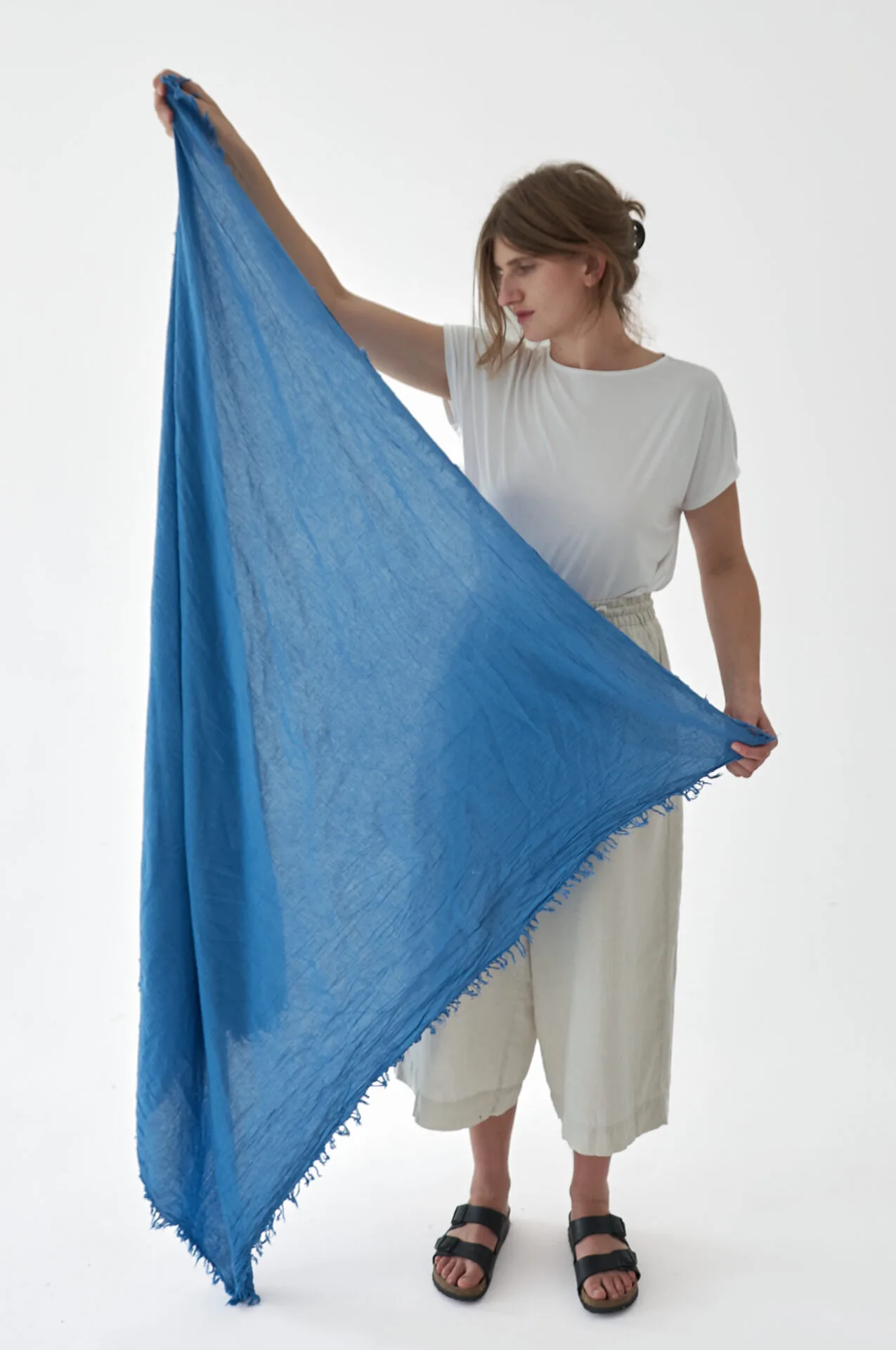 błękitno niebieska chusta do noszenia, chusta damska i męska. Bawełna organiczna, akcesoria, prezent, odzież. Owijam w bawełnę