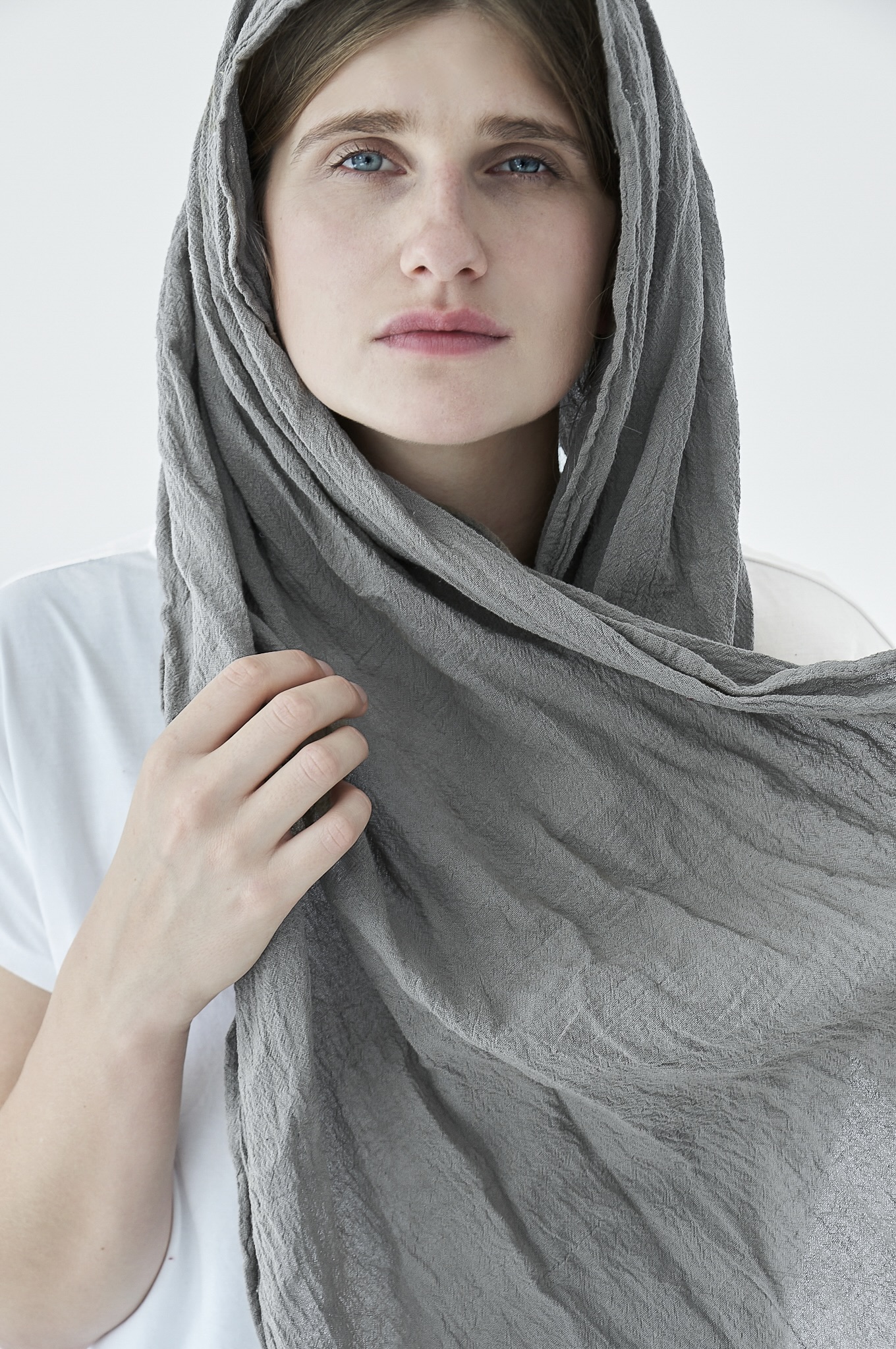 szalik-damski-meski-bawelna-organiczna-kolor-szary-srebrny-owijam-w-bawelne-szalik-na-wiosna-lato-jesien-zima-0-2 2