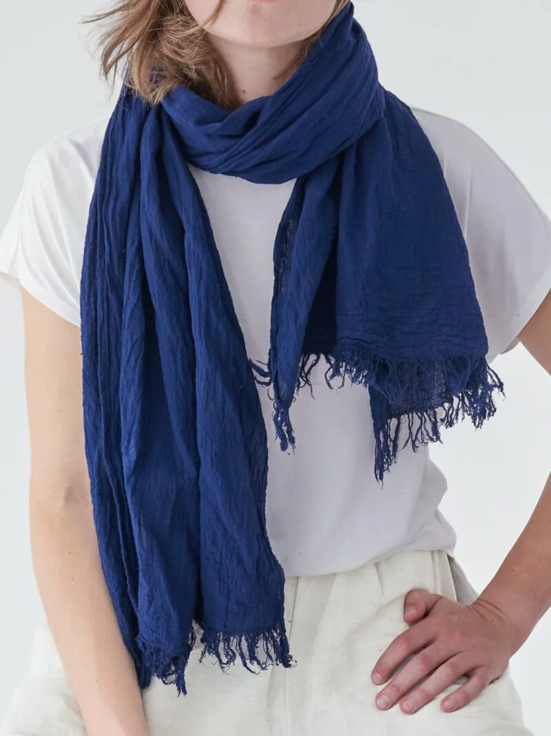 szalik-damski-meski-bawelna-organiczna-kolor-niebieski-granatowy-owijam-w-bawelne-szalik-na-wiosna-lato-jesien-zima-8