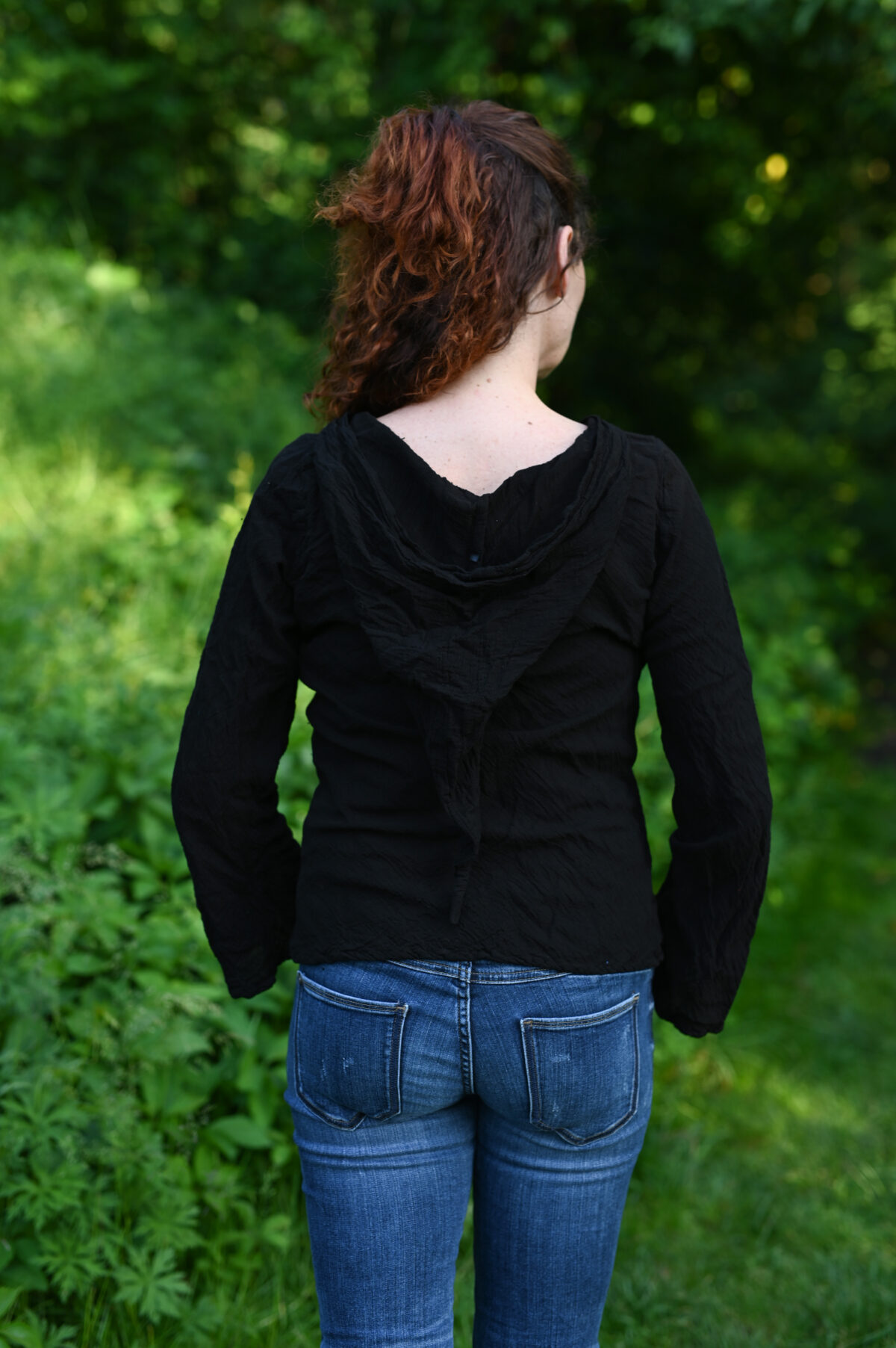 bluzka-top-z-kapturkiem-elfi-boho-czarny-bialy