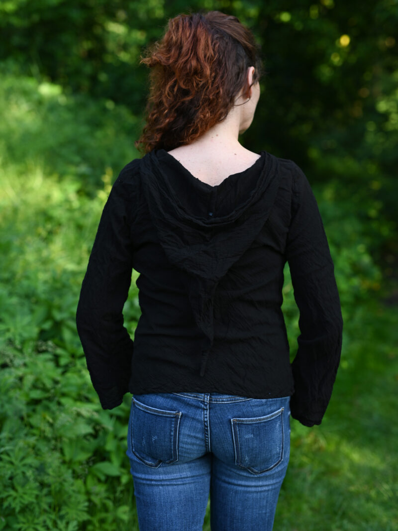 bluzka-top-z-kapturkiem-elfi-boho-czarny-bialy