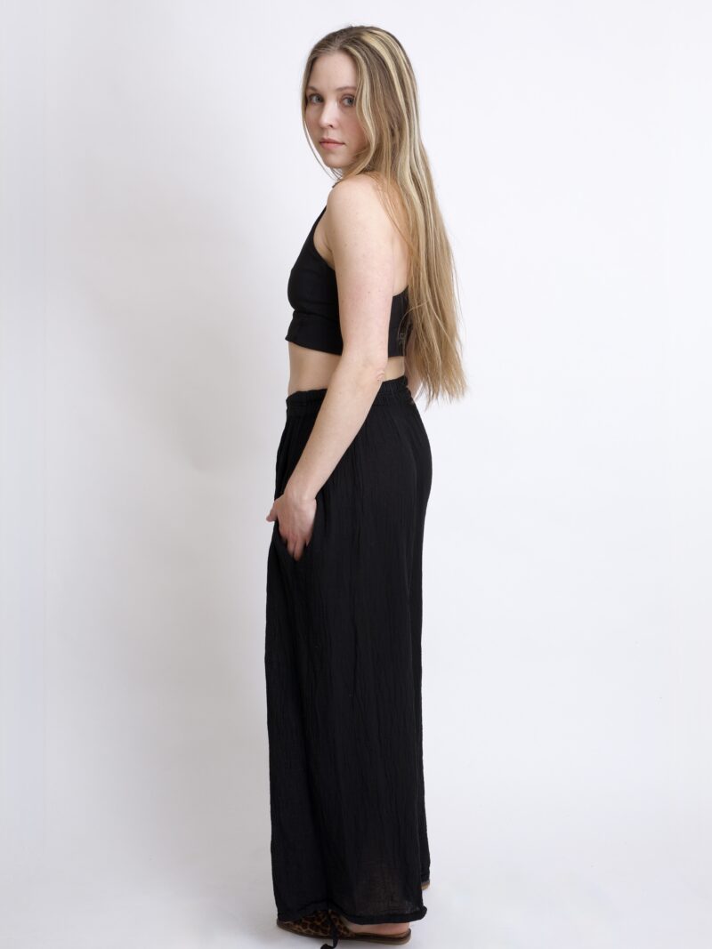 bawełniane spodnie czarne z troczkami i szeroką nogawką. Spodnie typu baggy na lato