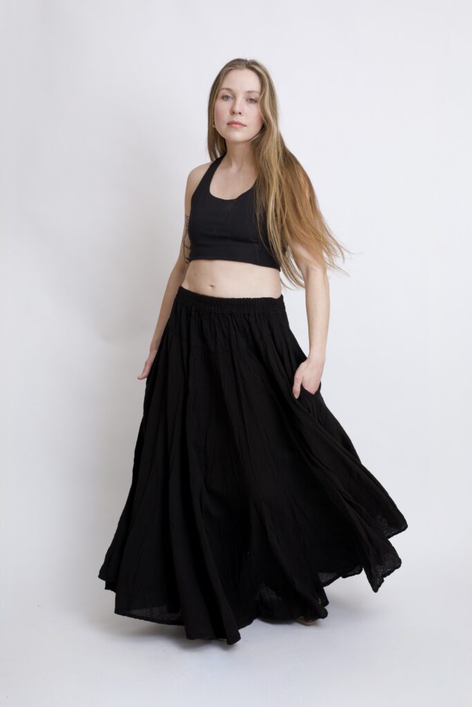 Czarna spódnica plisowana długa z pełnego koła bawełniana