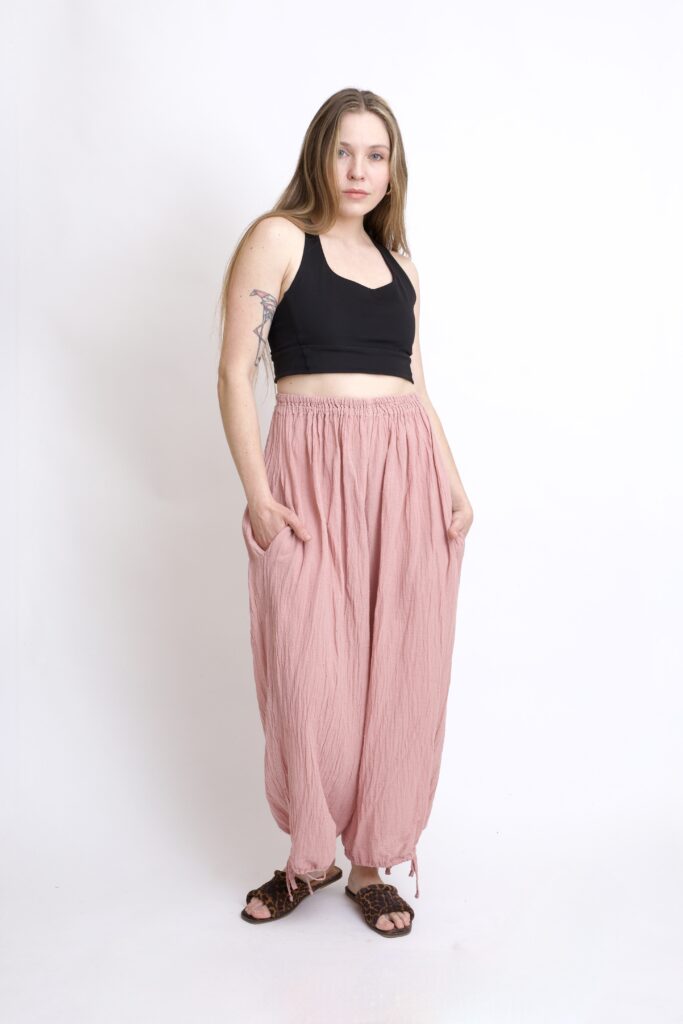 bawełniane spodnie różowe pudrowe z troczkami i szeroką nogawką. Spodnie typu baggy