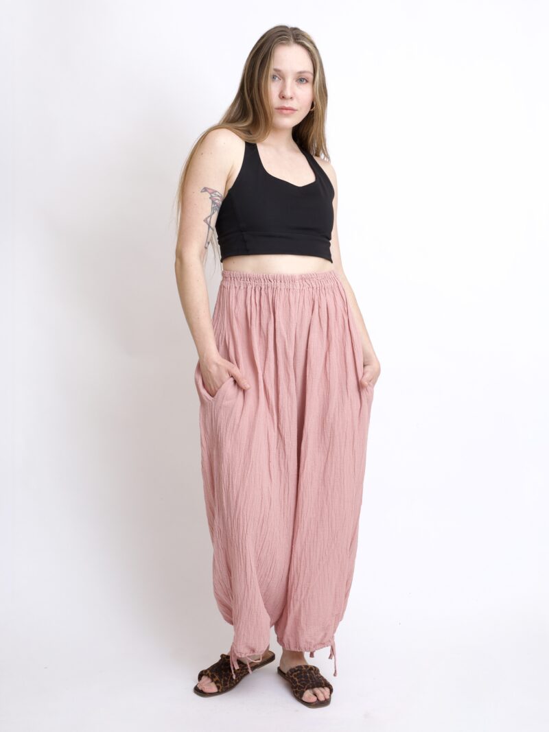 bawełniane spodnie różowe pudrowe z troczkami i szeroką nogawką. Spodnie typu baggy