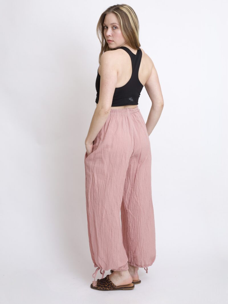 bawełniane spodnie różowe pudrowe z troczkami i szeroką nogawką. Spodnie typu baggy