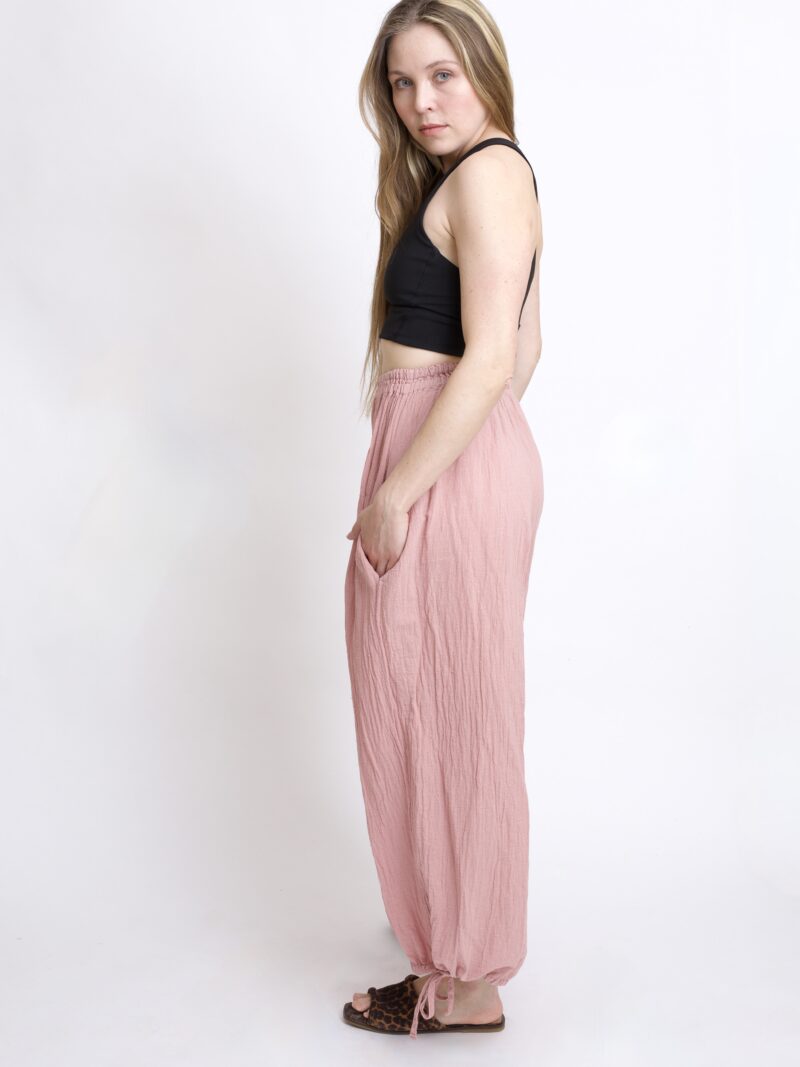 bawełniane spodnie różowe pudrowe z troczkami i szeroką nogawką. Spodnie typu baggy