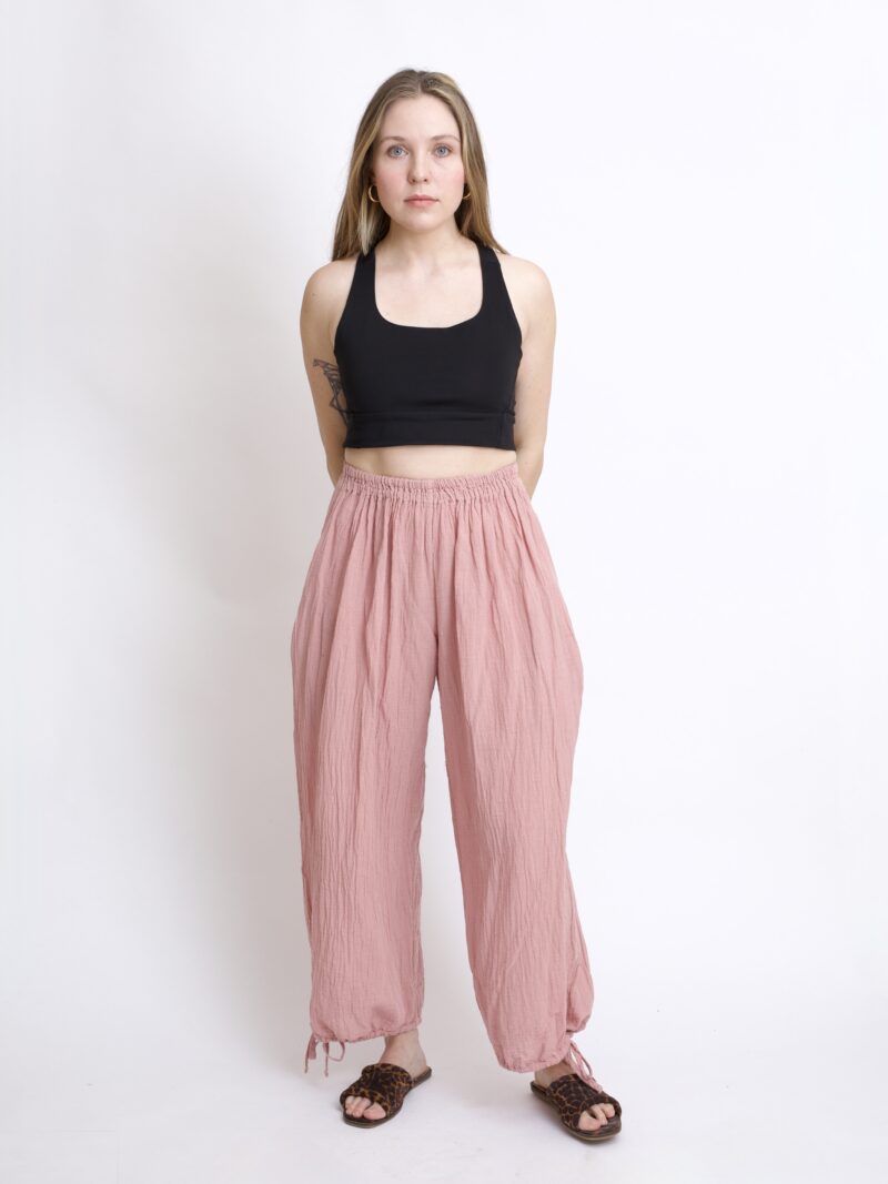 bawełniane spodnie różowe pudrowe z troczkami i szeroką nogawką. Spodnie typu baggy