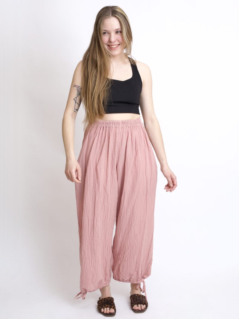 bawełniane spodnie różowe pudrowe z troczkami i szeroką nogawką. Spodnie typu baggy