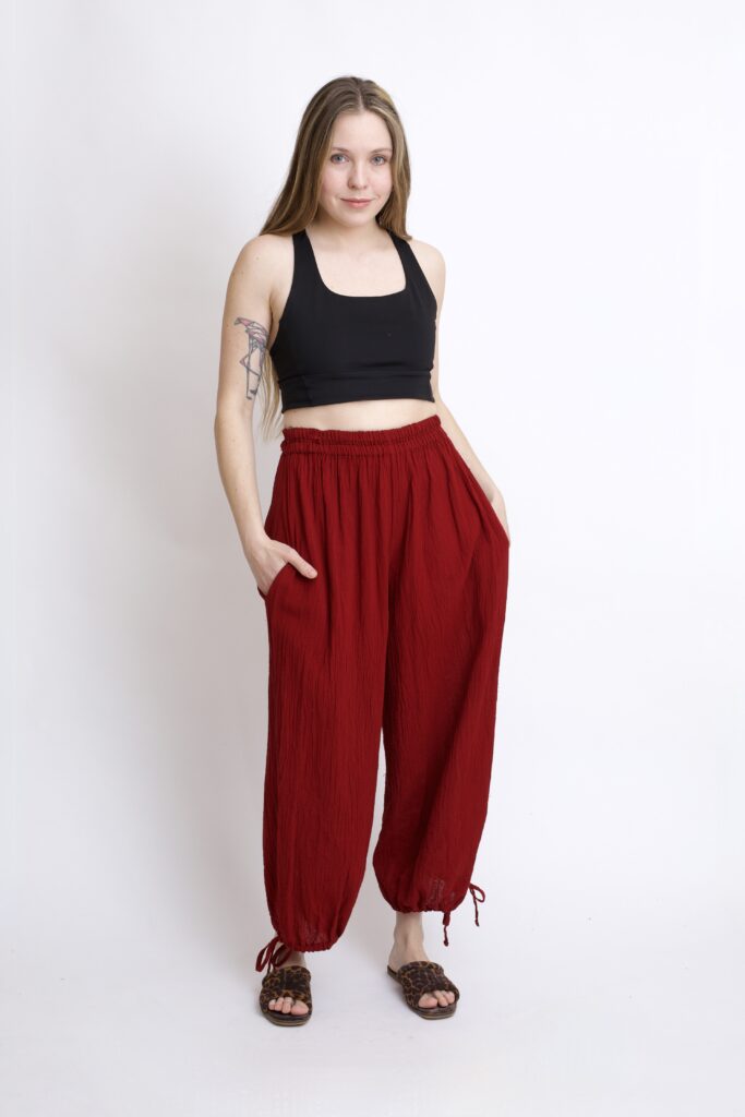 bawełniane spodnie burgund z troczkami i szeroką nogawką. Spodnie typu baggy na lato
