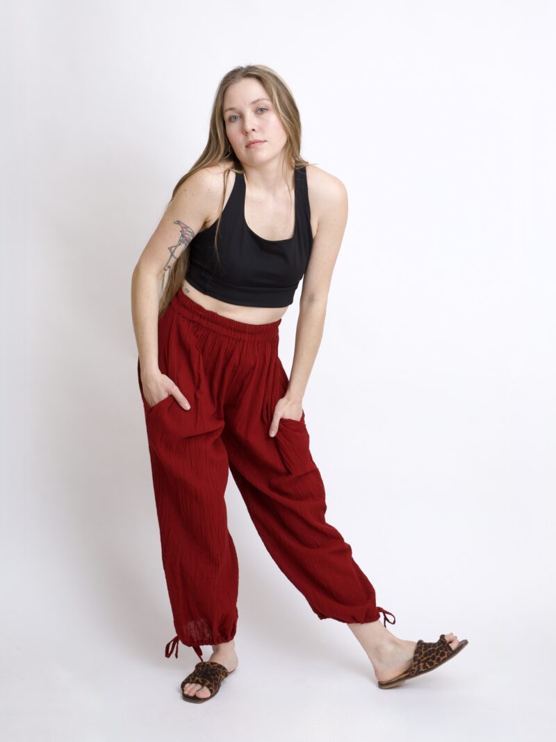 bawełniane spodnie burgund z troczkami i szeroką nogawką. Spodnie typu baggy na lato