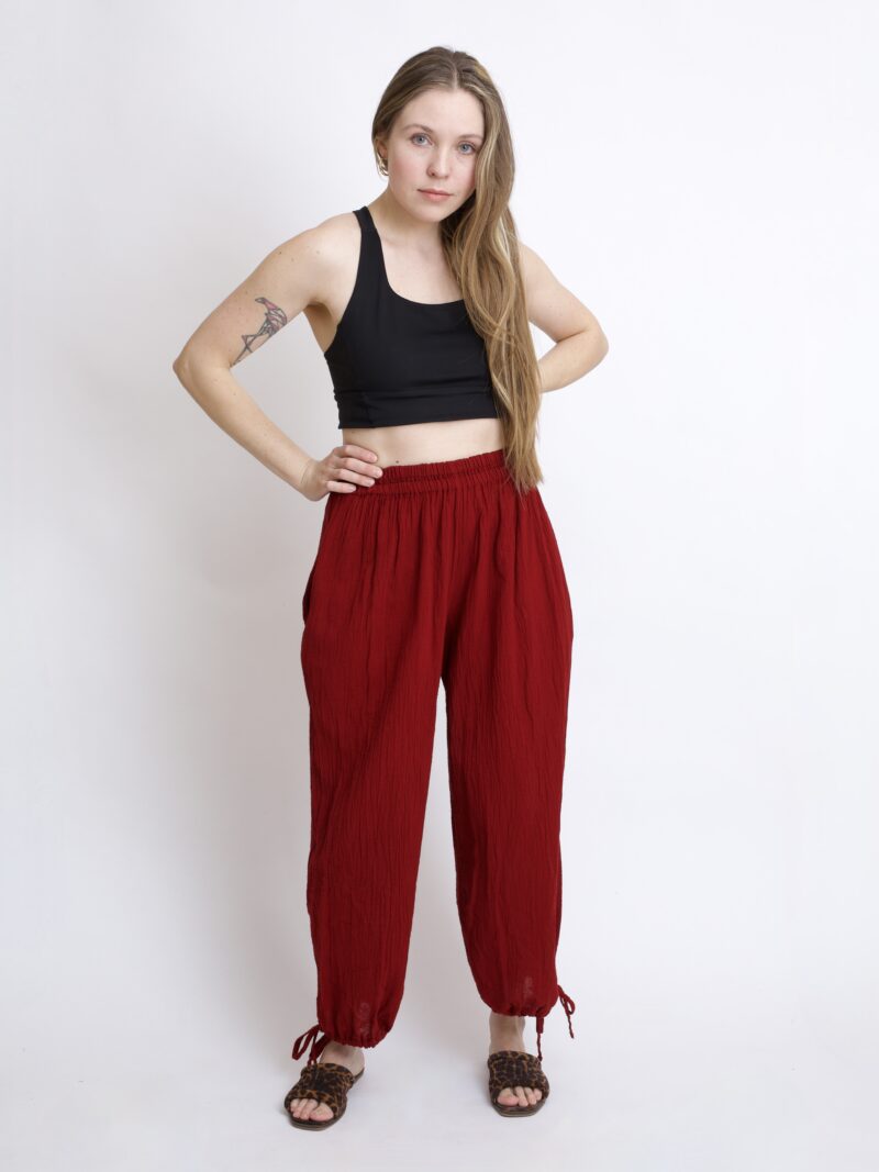 bawełniane spodnie burgund z troczkami i szeroką nogawką. Spodnie typu baggy na lato