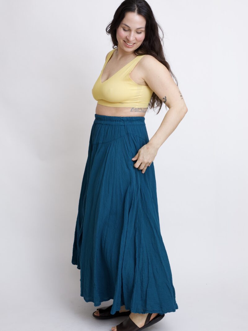 Niebieska spódnica plisowana długa z pełnego koła - bawełniana. W kolorze niebieski petrol