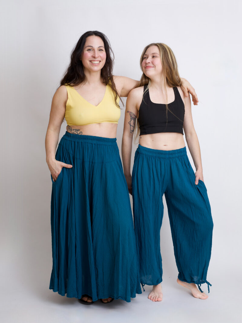 Niebieska spódnica plisowana długa z pełnego koła - bawełniana. W kolorze niebieski petrol