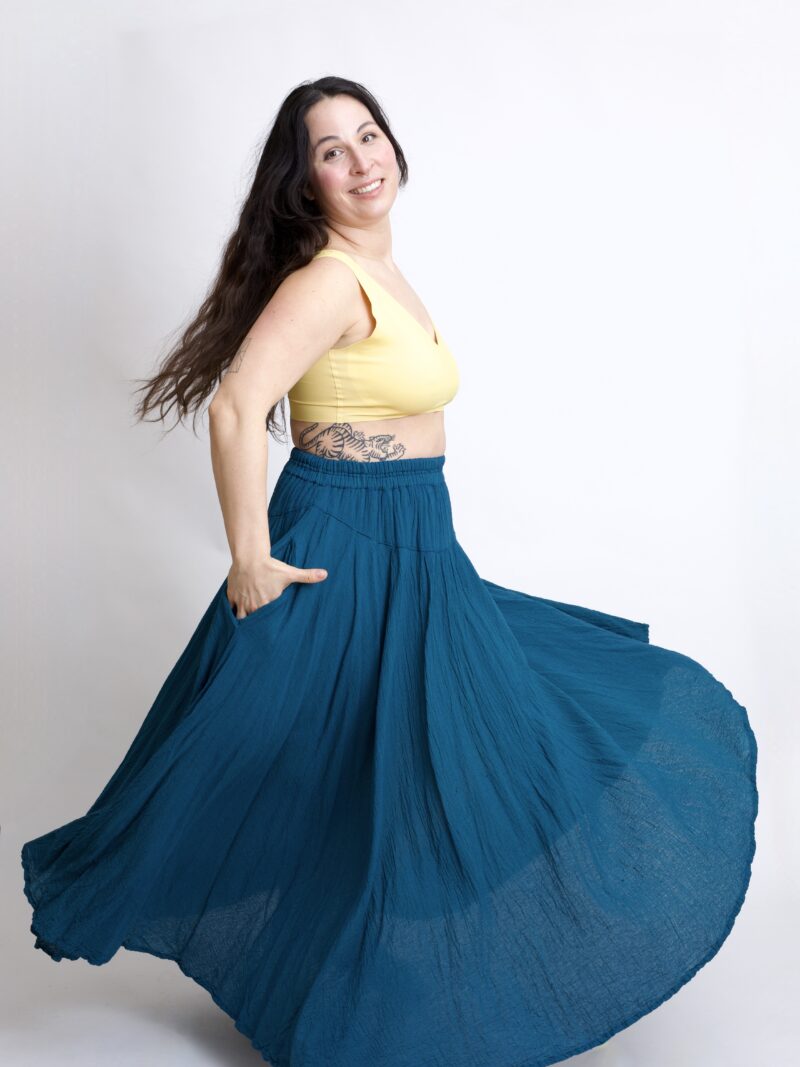 Niebieska spódnica plisowana długa z pełnego koła - bawełniana. W kolorze niebieski petrol