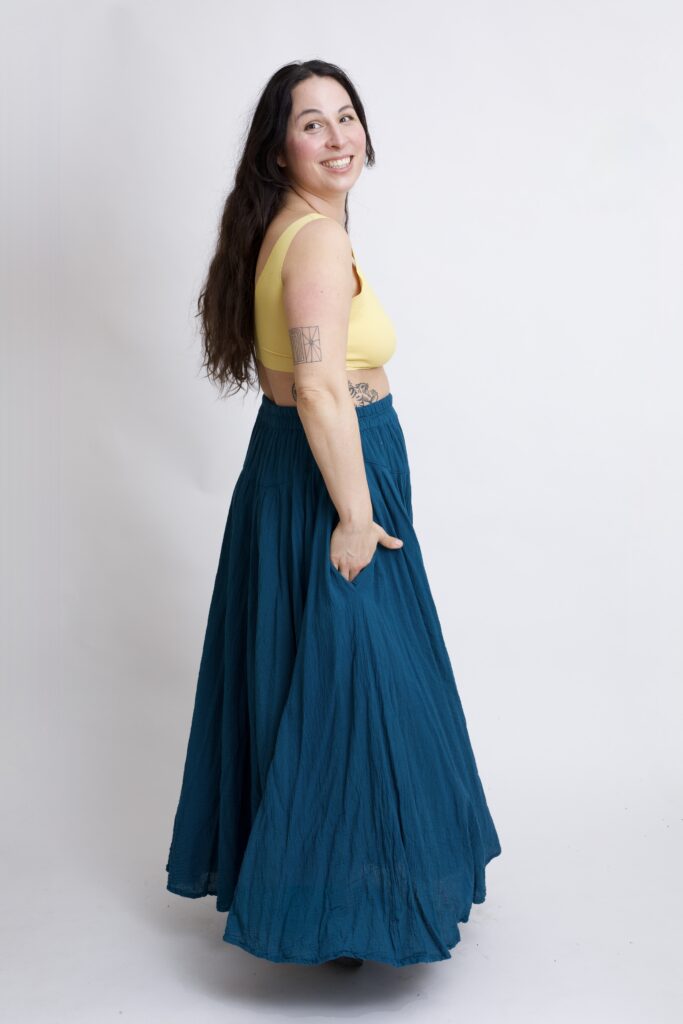 Niebieska spódnica plisowana długa z pełnego koła - bawełniana. W kolorze niebieski petrol