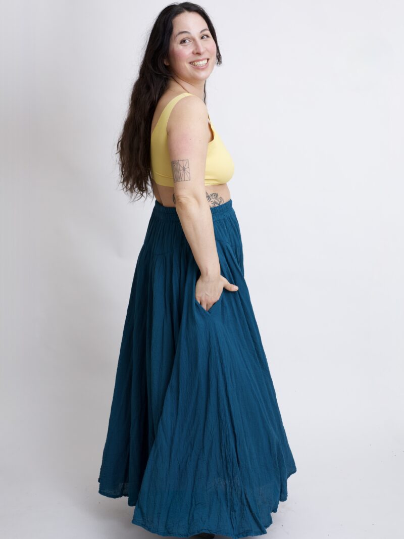 Niebieska spódnica plisowana długa z pełnego koła - bawełniana. W kolorze niebieski petrol