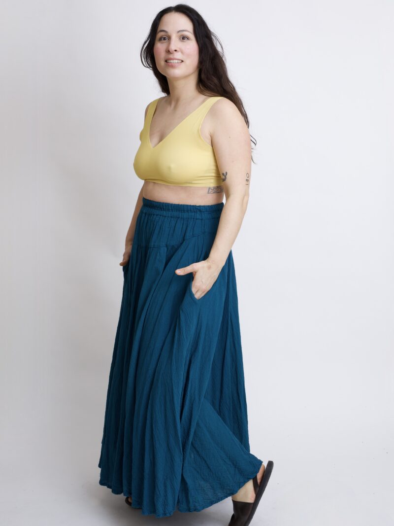 Niebieska spódnica plisowana długa z pełnego koła - bawełniana. W kolorze niebieski petrol