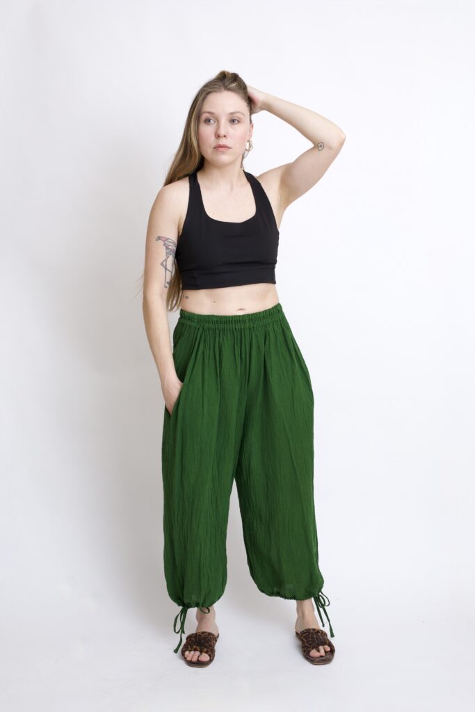 bawełniane spodnie zielone z troczkami i szeroką nogawką. Spodnie typu baggy na lato