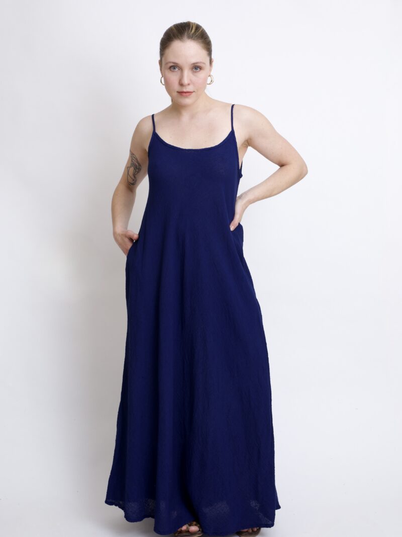 granatowo niebieska sukienka maxi - długa bawełniana na ramiączkach