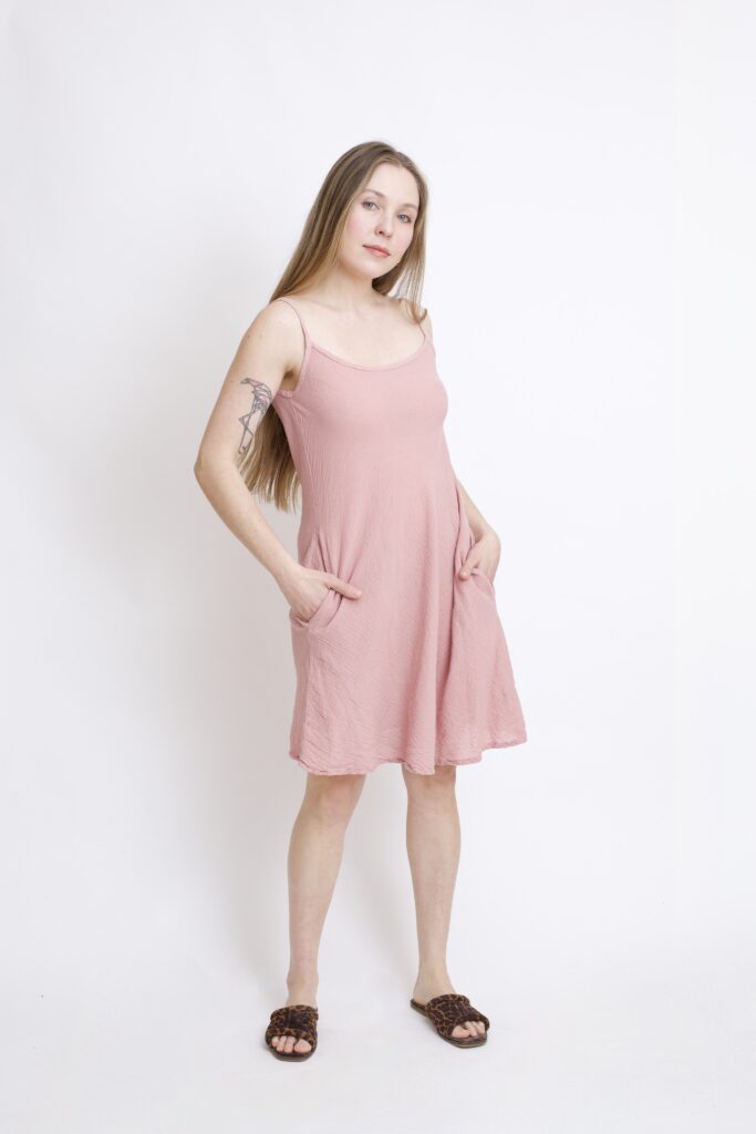 bawełniana sukienka mini różowo-pudrowa. Na ramiączkach - na lato