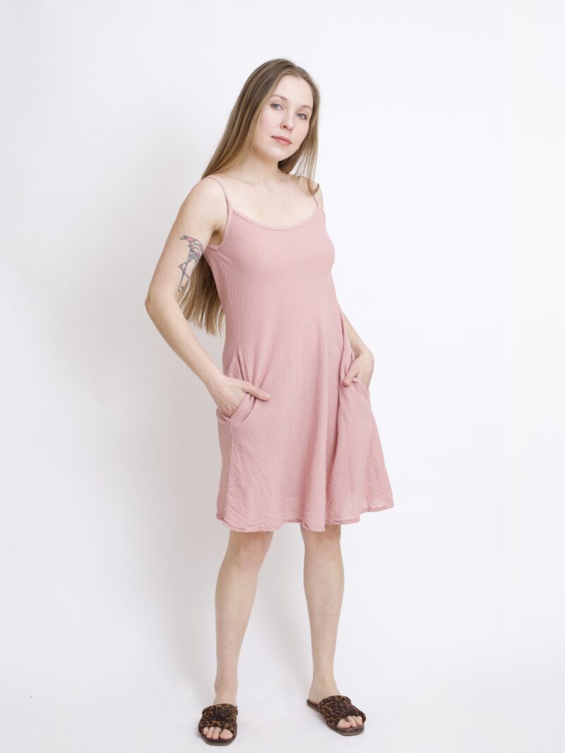 bawełniana sukienka mini różowo-pudrowa. Na ramiączkach - na lato