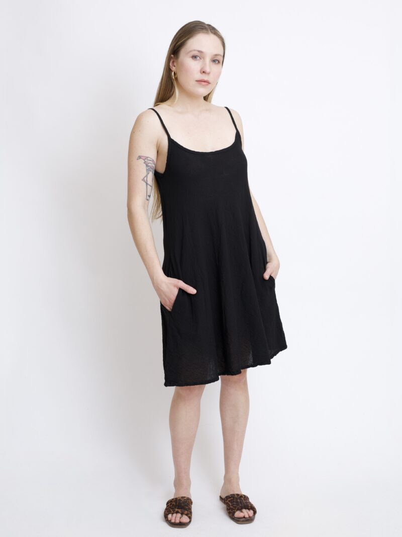 bawełniana sukienka mini czarna. Sukienka na ramiączkach letnia