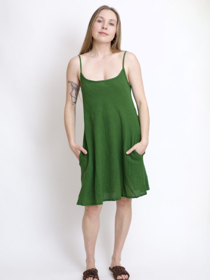 bawełniana sukienka mini zielona. Sukienka na ramiączkach letnia