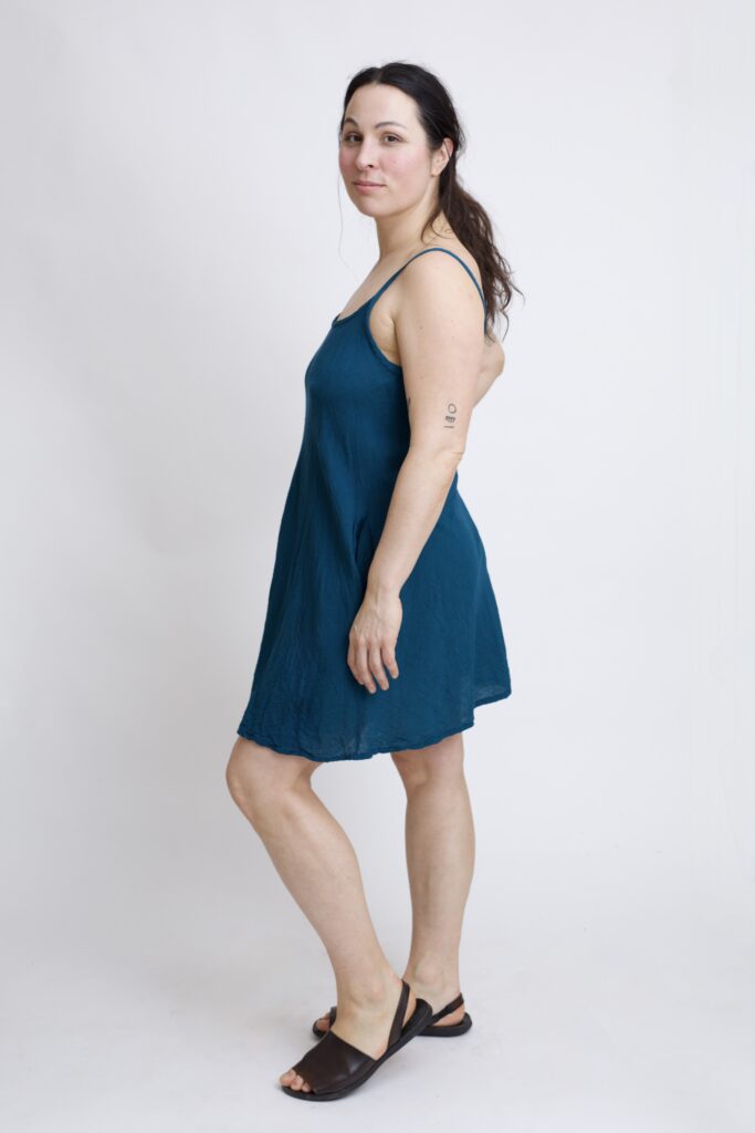 bawełniana sukienka mini niebieska petrol. Sukienka na ramiączkach letnia