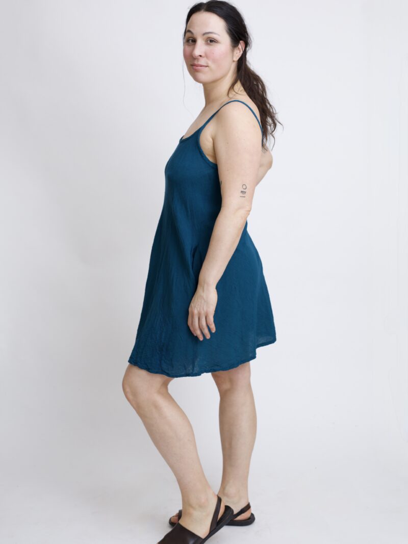 bawełniana sukienka mini niebieska petrol. Sukienka na ramiączkach letnia