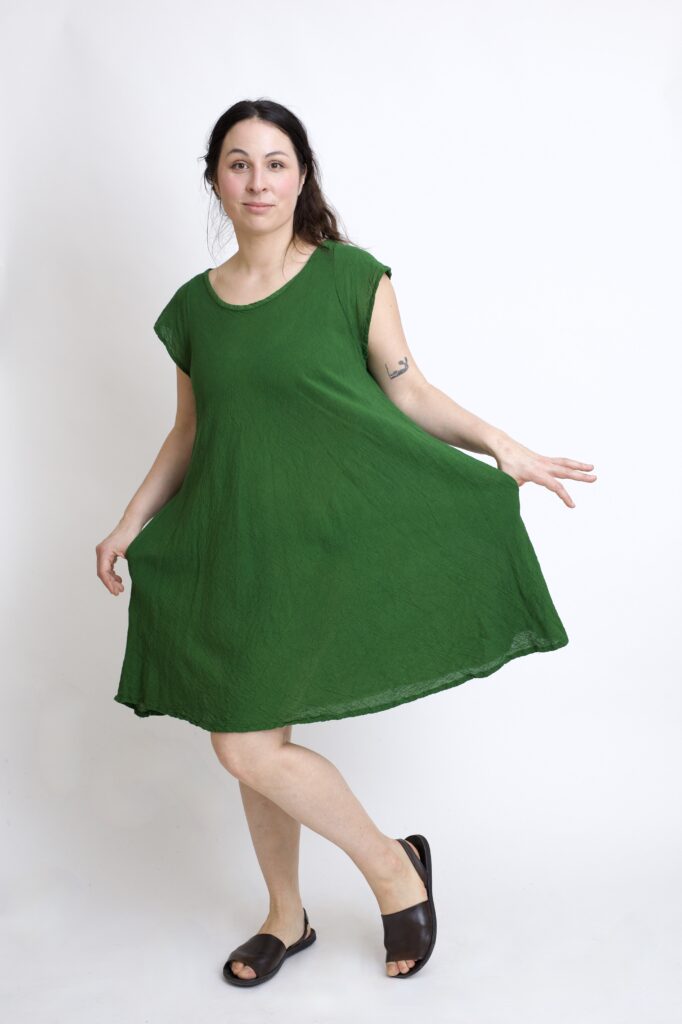 sukienka mini bawełniana ze skrzydełkami. Zielona sukienka z czystej bawełny