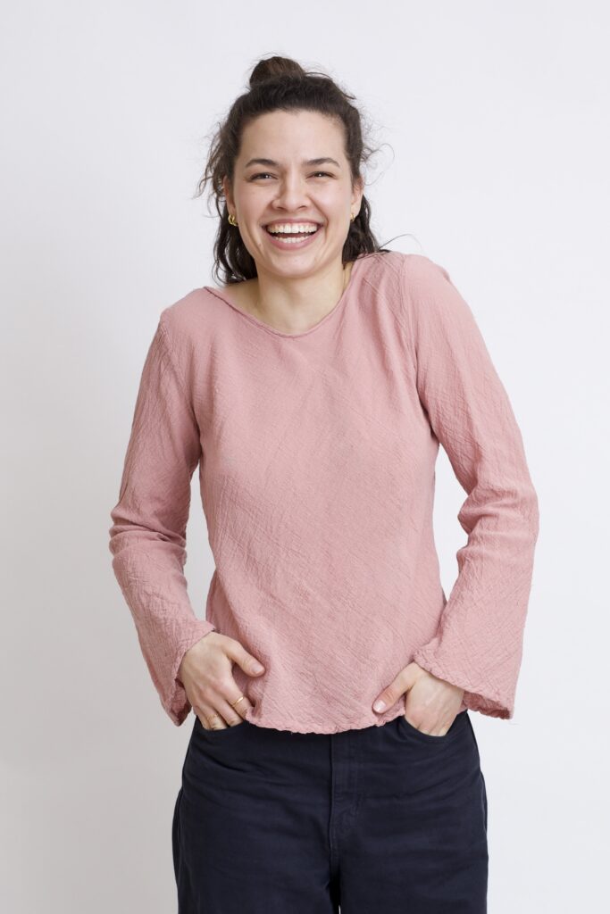 damska bluzka bawełniana z szerokimi rękawami. Bluzka w kolorze róż pudrowy
