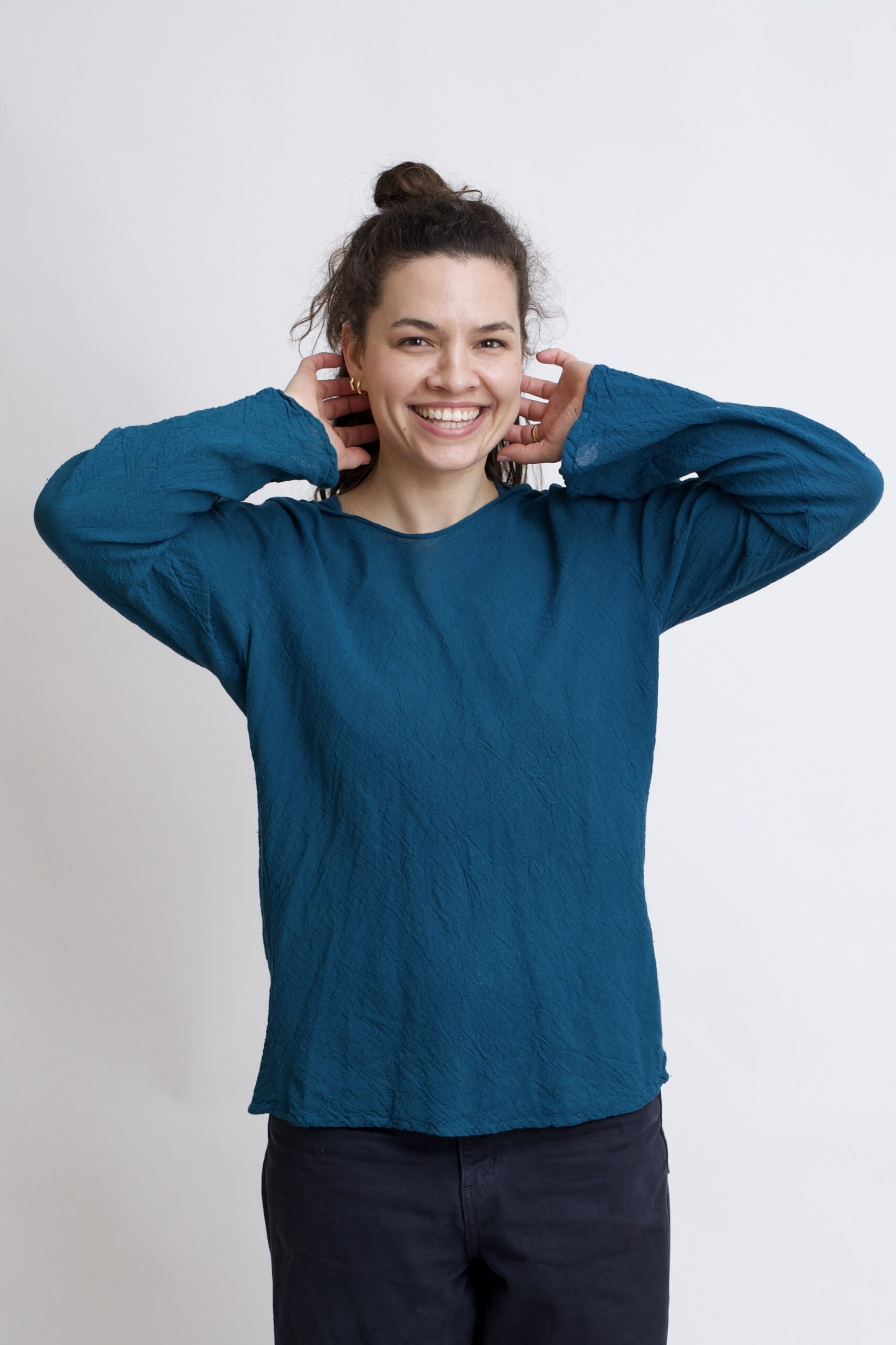damska bluzka bawełniana z szerokimi rękawami. Bluzka w kolorze niebieskiego petrolu