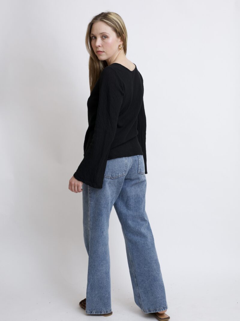 damska bluzka bawełniana z szerokimi rękawami. Bluzka czarna