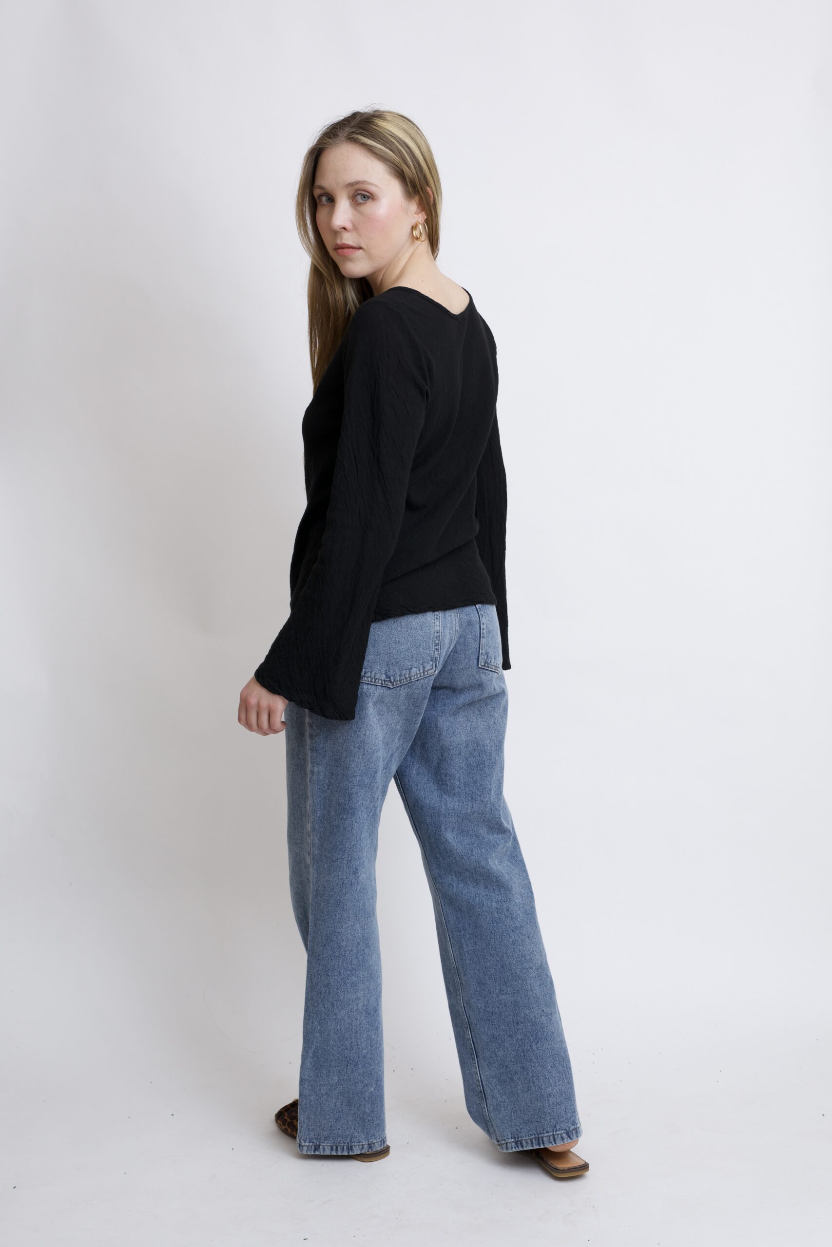 damska bluzka bawełniana z szerokimi rękawami. Bluzka czarna