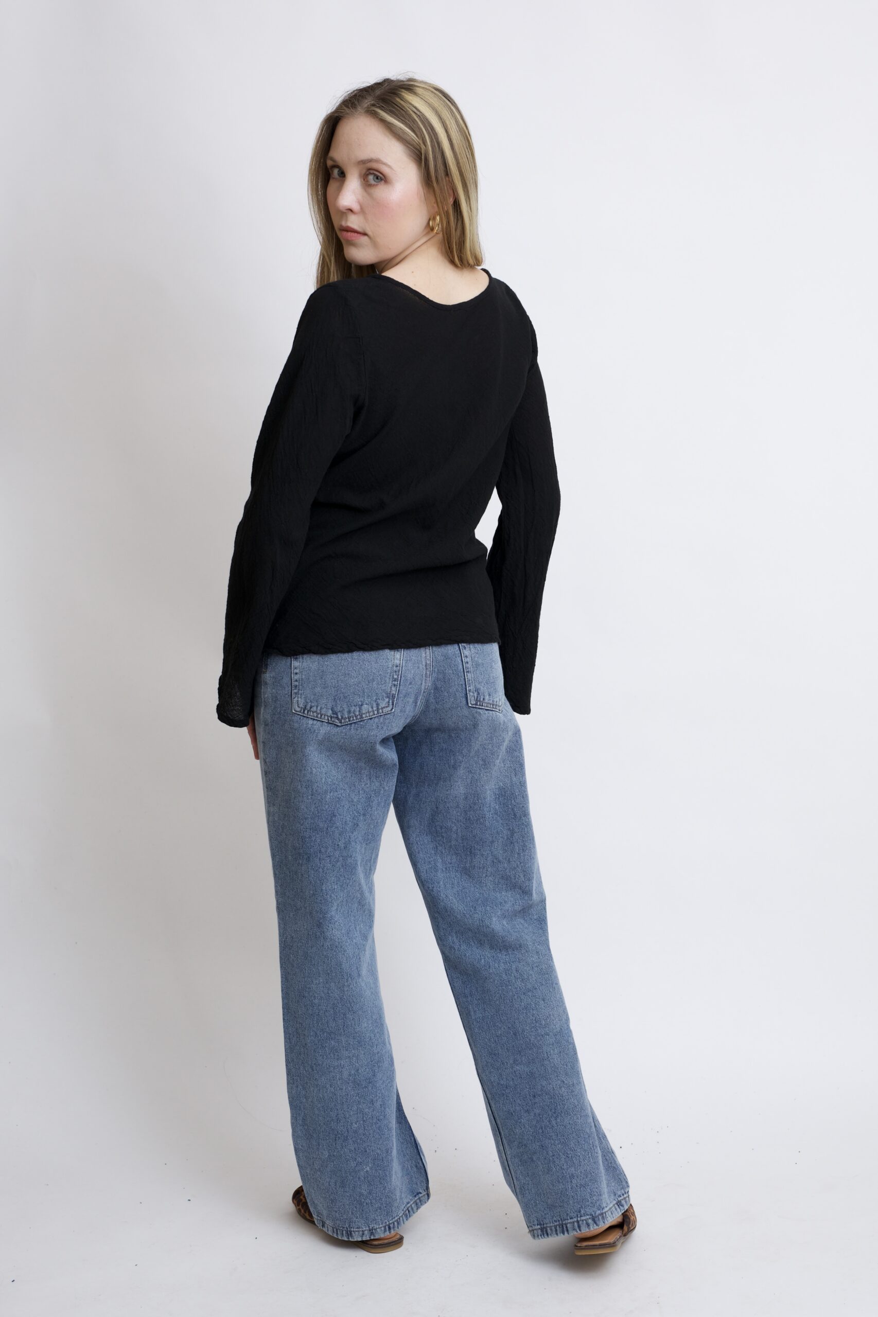 damska bluzka bawełniana z szerokimi rękawami. Bluzka czarna