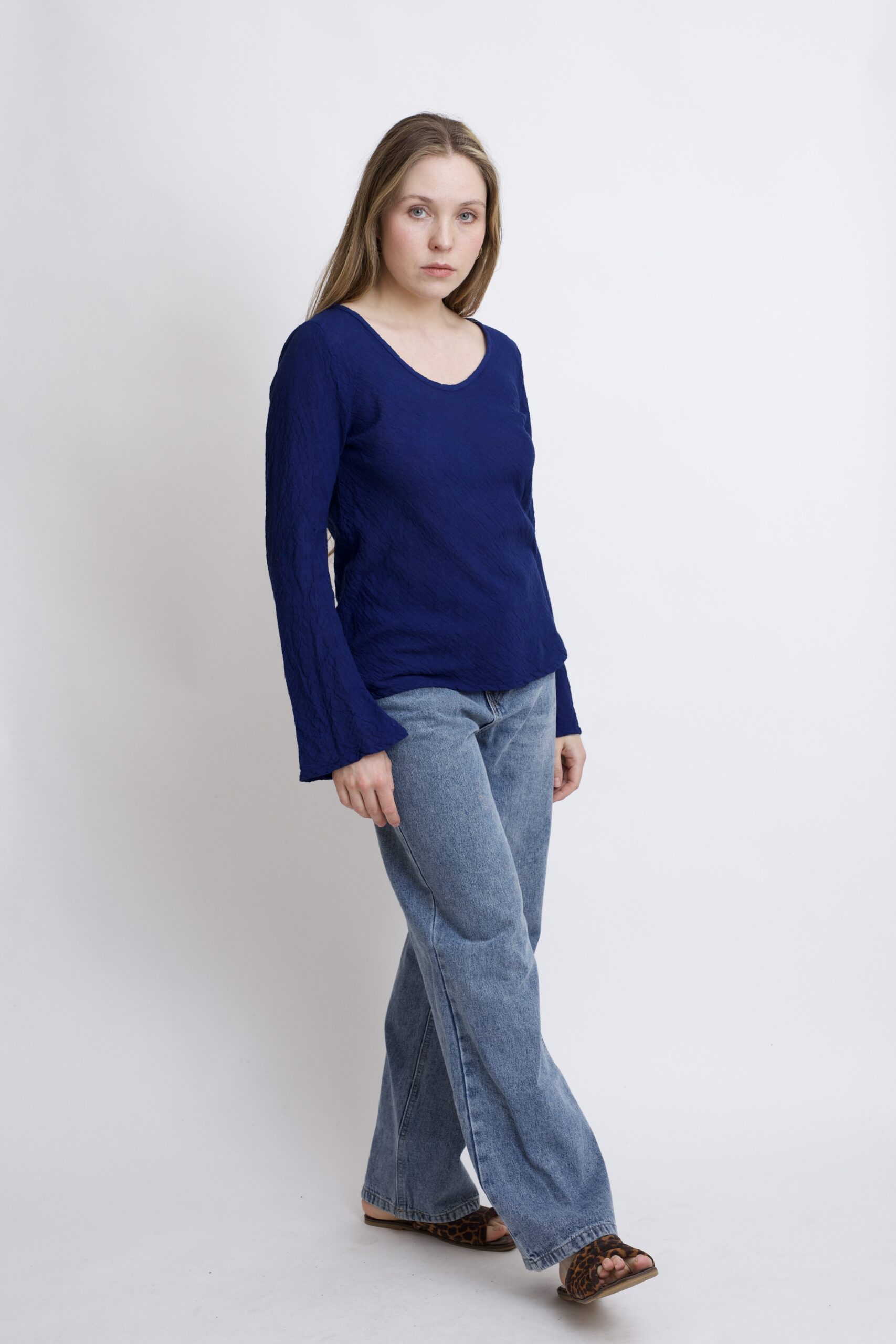 damska bluzka bawełniana z szerokimi rękawami. Bluzka w kolorze granatowy niebieski