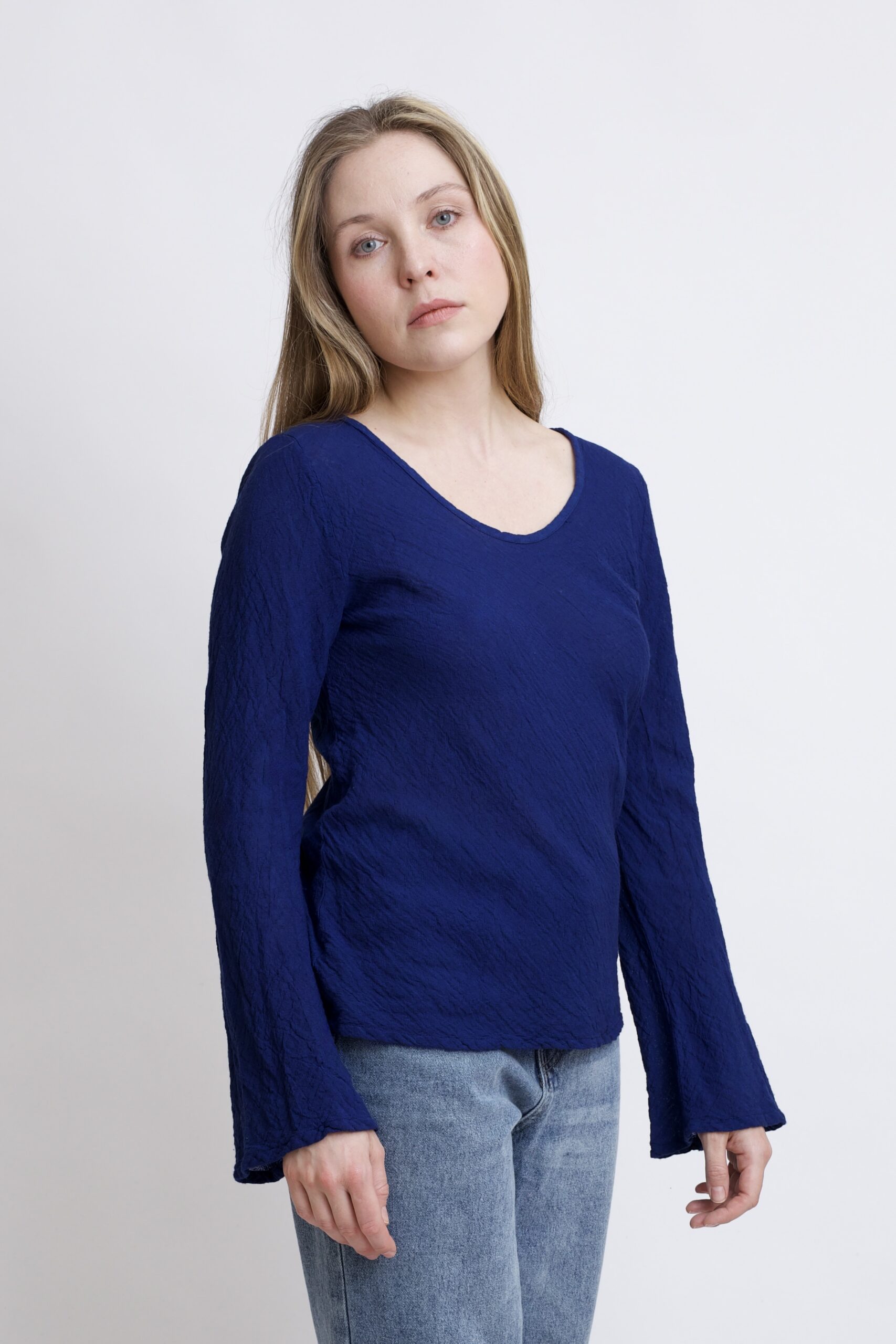 damska bluzka bawełniana z szerokimi rękawami. Bluzka w kolorze granatowy niebieski