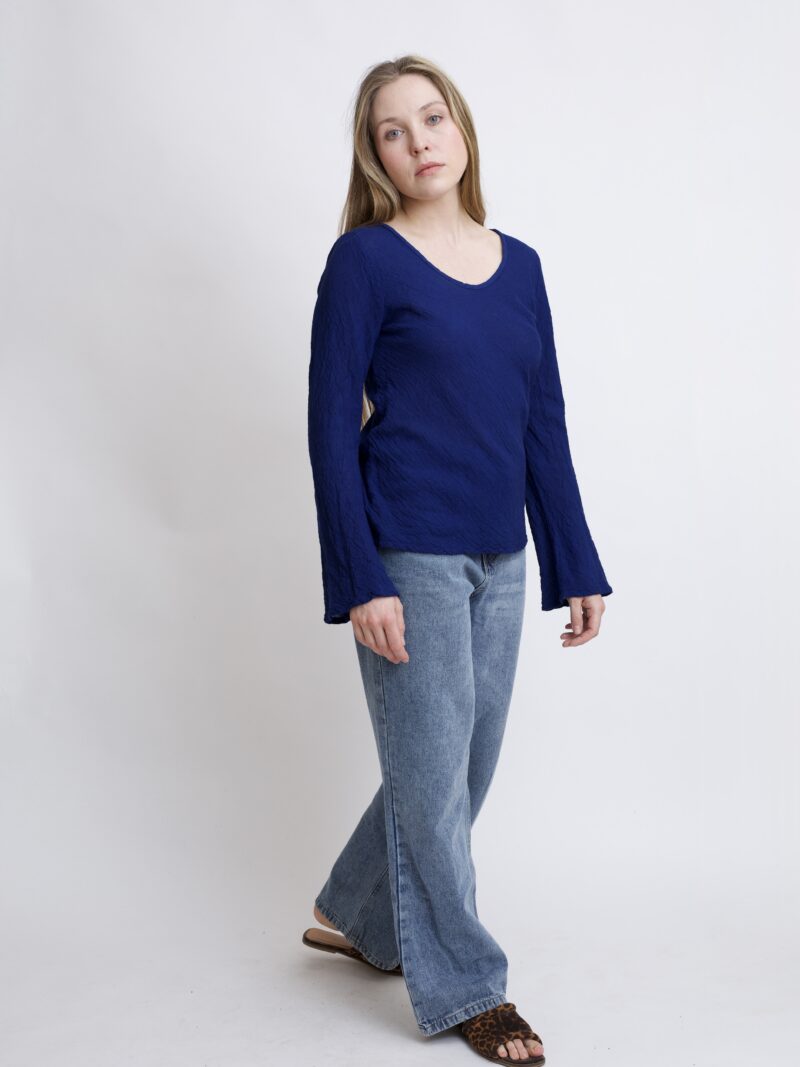 damska bluzka bawełniana z szerokimi rękawami. Bluzka w kolorze granatowy niebieski