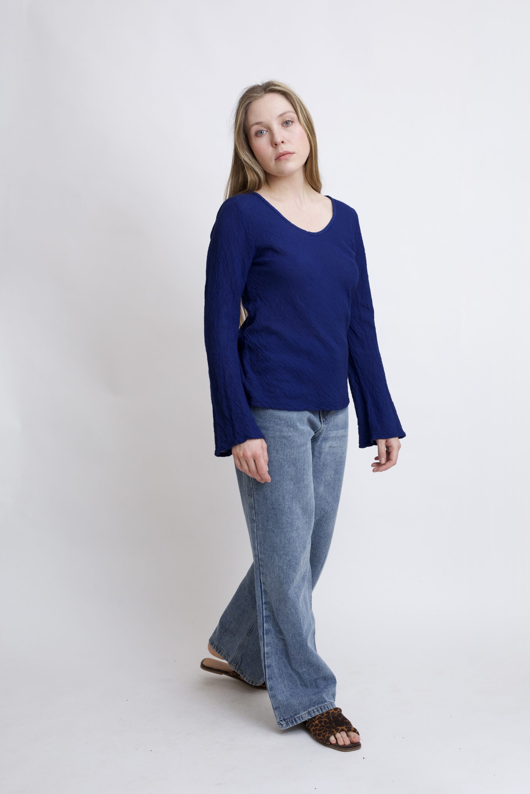 damska bluzka bawełniana z szerokimi rękawami. Bluzka w kolorze granatowy niebieski