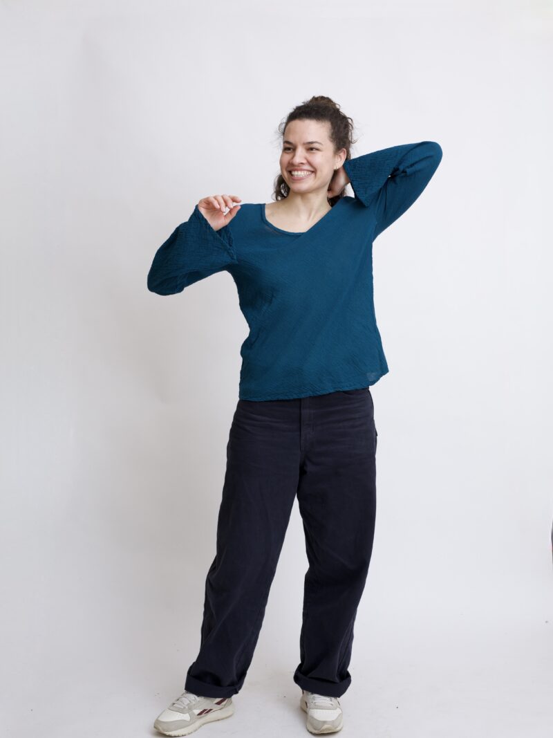 damska bluzka bawełniana z szerokimi rękawami. Bluzka w kolorze niebieskiego petrolu