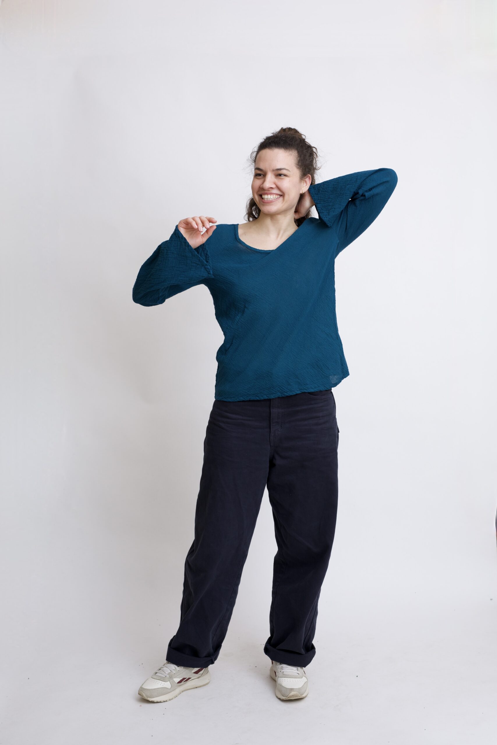 damska bluzka bawełniana z szerokimi rękawami. Bluzka w kolorze niebieskiego petrolu