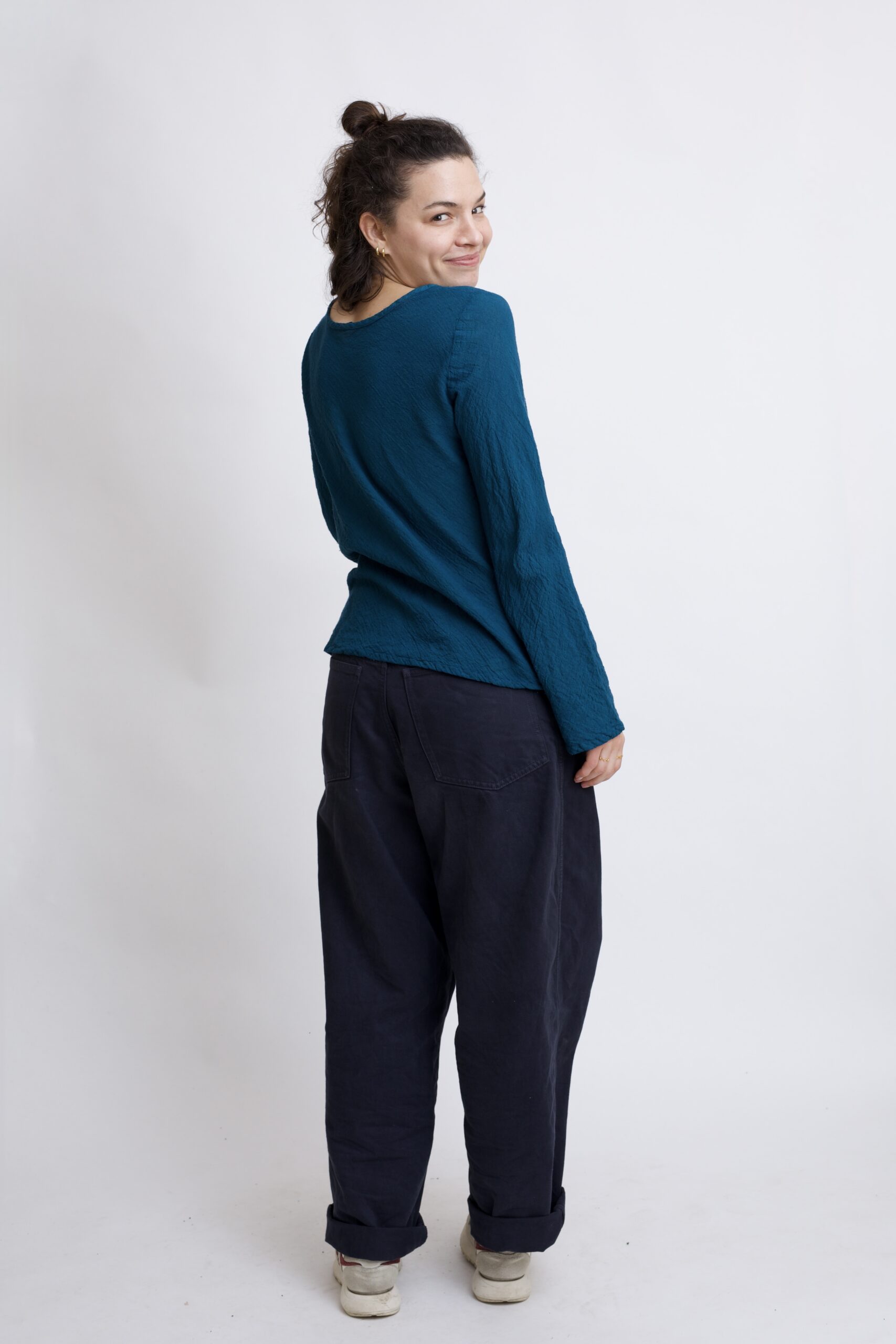 damska bluzka bawełniana z szerokimi rękawami. Bluzka w kolorze niebieskiego petrolu