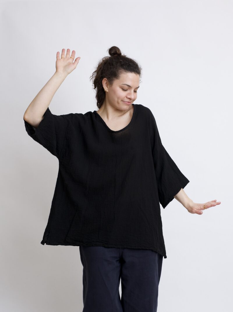damska bluzka oversize. Modelka w luźnej bawełnianej bluzce w kolorze czarnym