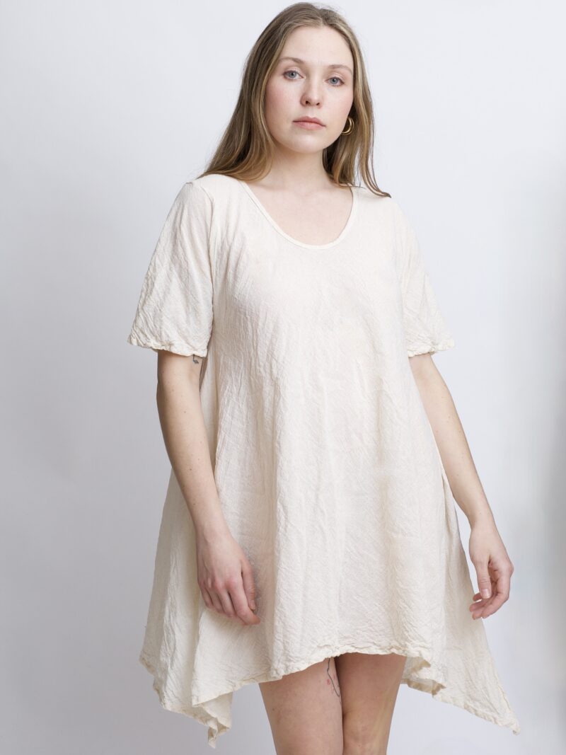 tunika damska oversize, bawełniana z długimi bokami. Kolor naturalnej bawełny