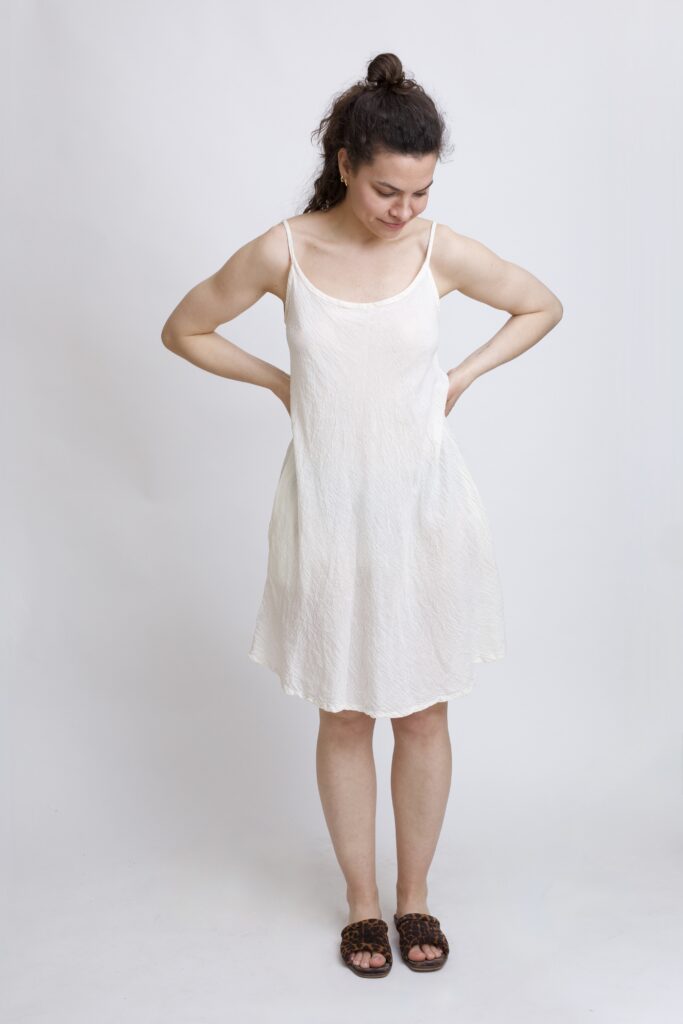 bawełniana sukienka mini biała. Na ramiączkach - na lato