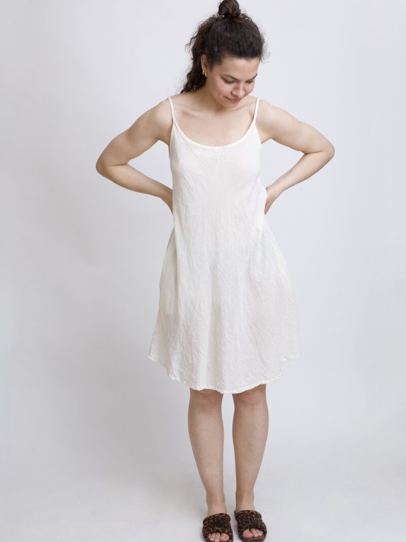 bawełniana sukienka mini biała. Na ramiączkach - na lato